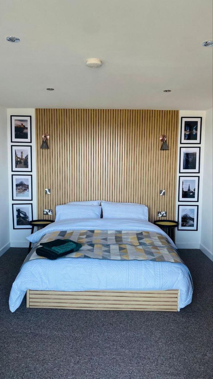 Lodge Luxury Front Rooms- Pma