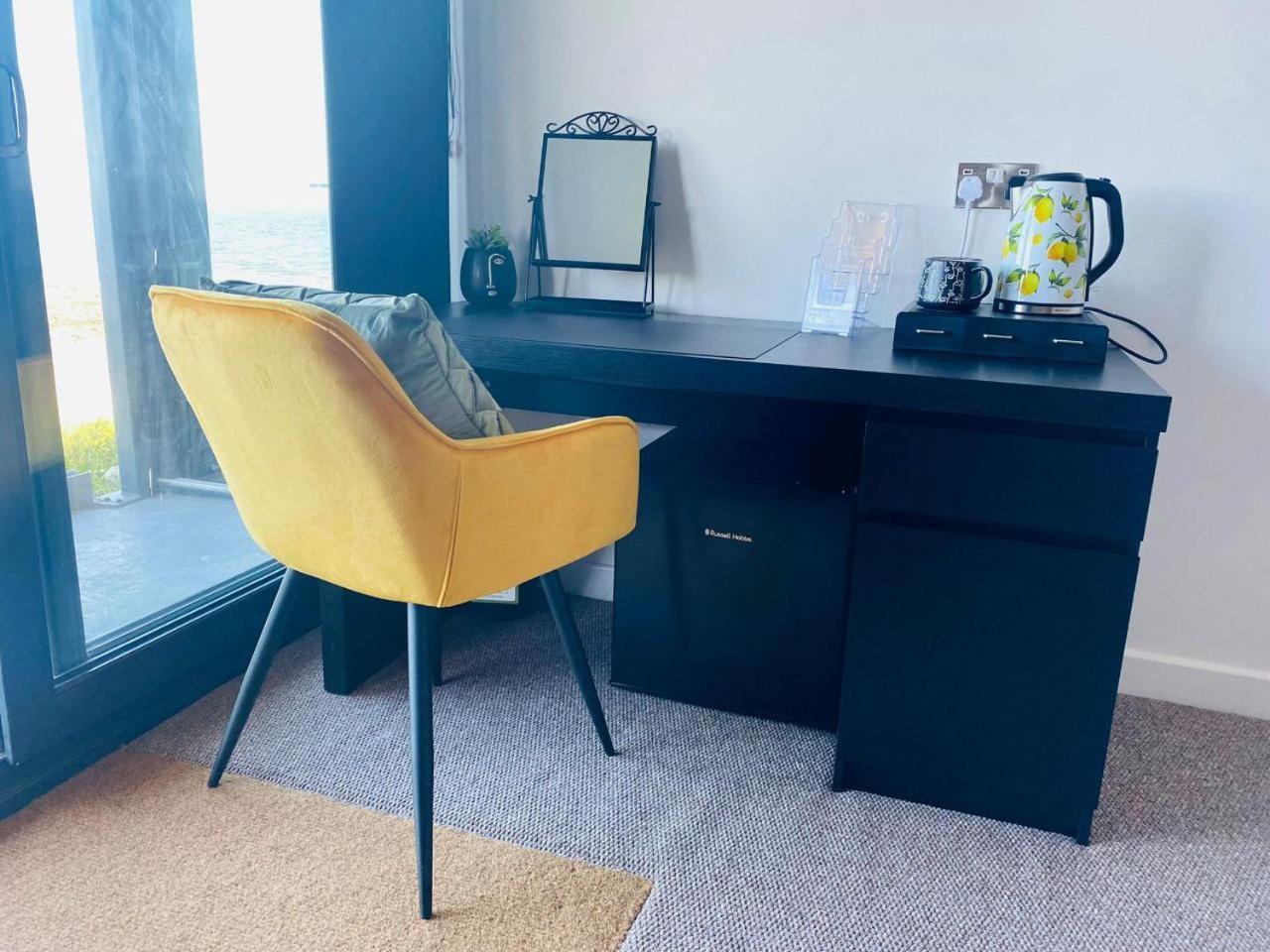 Lodge Luxury Front Rooms- Pma
